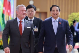Le Premier ministre Pham Minh Chinh (droite) et le roi de Jordanie Abdullah II Ibn Al-Hussein. Photo . VNA