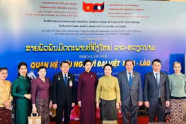 Dans le cadre de la visite d’État au Laos du Secrétaire général Tô Lâm, Mme Ngô Phuong Ly, épouse du dirigeant vietnamien, et Mme Naly Sisoulith, épouse du Secrétaire général et Président lao Thongloun Sisoulith, ont présidé le 2 décembre à Vientiane la cérémonie d’ouverture de la Semaine du cinéma vietnamien au Laos ainsi que de l’exposition photographique « Grande amitié Vietnam–Laos ». Photo : VNA