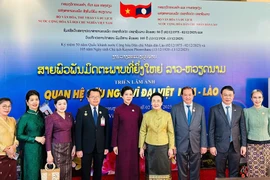 Dans le cadre de la visite d’État au Laos du Secrétaire général Tô Lâm, Mme Ngô Phuong Ly, épouse du dirigeant vietnamien, et Mme Naly Sisoulith, épouse du Secrétaire général et Président lao Thongloun Sisoulith, ont présidé le 2 décembre à Vientiane la cérémonie d’ouverture de la Semaine du cinéma vietnamien au Laos ainsi que de l’exposition photographique « Grande amitié Vietnam–Laos ». Photo : VNA