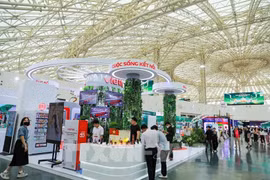 L'espace d'exposition présentant la « Marque nationale du Vietnam » suscite un vif intérêt tant auprès des visiteurs que des locaux. (Photo : VNA)