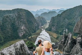 Des touristes internationaux au sommet de Hang Múa, dans la province de Ninh Binh. Photo : VNA