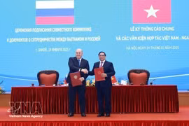 Le Premier ministre vietnamien Pham Minh Chinh et son homologue russe Mikhaïl Vladimirovitch Michoustine signent un communiqué conjoint sur les résultats de la visite officielle du Premier ministre russe au Vietnam (Hanoï, 14 janvier 2025). Photo : VNA