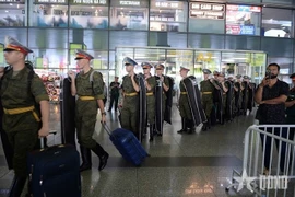 Arrivée d'un contingent militaire russe à Hanoï pour le défilé de la Fête nationale