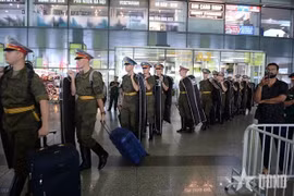 Arrivée d'un contingent militaire russe à Hanoï pour le défilé de la Fête nationale