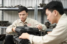 Des étudiants du Collège Viet My de Hanoï s’exercent à l’atelier automobile de l’établissement. Photo : VNA