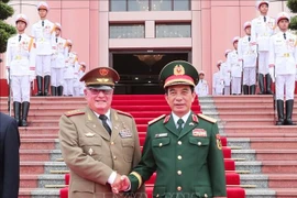 Le général d’armée Phan Van Giang, membre du Bureau politique, vice-secrétaire de la Commission militaire centrale et ministre vietnamien de la Défense (droite) et le général d’armée Álvaro López Miera, membre du Bureau politique et ministre des Forces armées révolutionnaires de Cuba. Photo : VNA