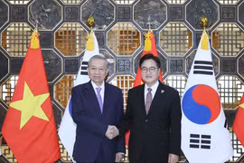 Le secrétaire général du Parti communiste du Vietnam Tô Lâm (gauche) et le président de l’Assemblée nationale sud-coréenne, Woo Won Sik. Photo : VNA