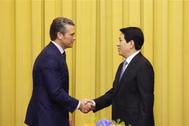 Le président de la République, Luong Cuong (droite) et le secrétaire américain à la Guerre, Pete Hegseth. Photo : VNA
