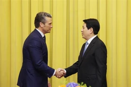 Le président de la République, Luong Cuong (droite) et le secrétaire américain à la Guerre, Pete Hegseth. Photo : VNA