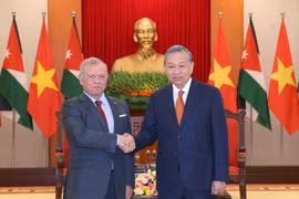 Le secrétaire général du Parti communiste du Vietnam, Tô Lâm, (droite) et le roi de Jordanie Abdullah II Ibn Al-Hussein, en visite officielle au Vietnam. Photo : VNA