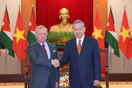 Le secrétaire général du Parti communiste du Vietnam, Tô Lâm, (droite) et le roi de Jordanie Abdullah II Ibn Al-Hussein, en visite officielle au Vietnam. Photo : VNA