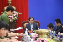 Le vice-ministre des Affaires étrangères Do Hung Viet lors d'une visite d'inspection du travail d'absolution à la prison de Phu Son 4 dans la province septentrionale de Thai Nguyen. Photo : VNA