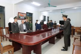 L'Agence d'enquête de sécurité de la province de Hung Yen exécute un mandat de perquisition. (Photo : congan.hungyen.gov.vn)