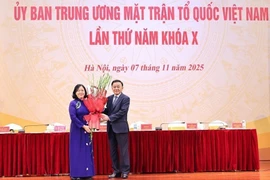 Tran Cam Tu (à droite), membre du Politburo et membre permanent du Secrétariat du Comité central du Parti, félicite Bui Thi Minh Hoai pour son élection à son nouveau poste. (Photo : VNA)