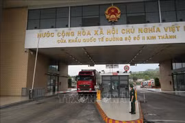 Des camions de marchandises vietnamiens franchissent les formalités douanières au poste-frontière international de Lao Cai. Photo : VNA