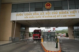 Des camions de marchandises vietnamiens franchissent les formalités douanières au poste-frontière international de Lao Cai. Photo : VNA