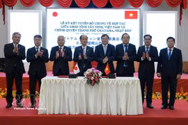 Le président du Comité populaire de la province de Tây Ninh, Lê Van Han, et le maire de la ville d’Okayama, Masao Omori, signent une déclaration conjointe de coopération entre le Comité populaire de la province de Tây Ninh et les autorités de la ville d’Okayama (Japon). (Photo : VNA)
