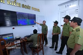 Les forces des gardes forestiers et de protection des forêts assurent la surveillance via un système de caméras au centre de commandement du parc national d’U Minh Hạ, dans la province de Cà Mau. Photo : VNA