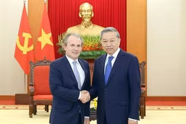Le leader du PCV Tô Lâm (droite) reçoit le PDG de Rosen Partners LLC. Photo : VNA