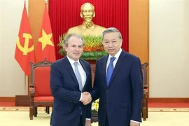Le leader du PCV Tô Lâm (droite) reçoit le PDG de Rosen Partners LLC. Photo : VNA