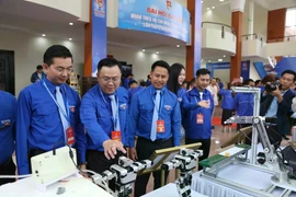 Les délégués ont visité l'exposition présentant l'innovation, la créativité et les produits OCOP des jeunes de la ville de Da Nang. Photo : VNA