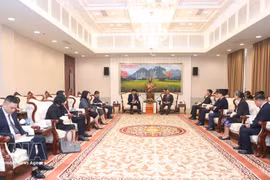 Lors de la rencontre entre le vice-ministre vietnamien des Affaires étrangères, Nguyen Manh Cuong, et Vilay Lakhamphong, membre du Politburo et membre permanent du Secrétariat du Comité central du Parti révolutionnaire populaire lao. Photo : VNA