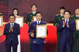 Le président de la République Luong Cuong remet personnellement plusieurs distinctions lors du 5ᵉ concours national d’essais politiques sur la défense de la pensée du Parti. Photo : VNA