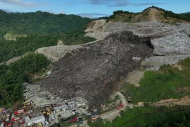 Une vue aérienne d'un énorme tas d'ordures qui s'est effondré dans une installation de tri des déchets à Binaliw, Cebu, aux Philippines, le 9 janvier 2026. Photo AP