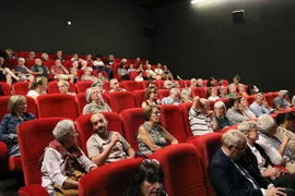 Un documentaire sur cinq villages artisanaux traditionnels du Vietnam a attiré un large public français au cinéma Cinéville de Lorient, où les projections affichent souvent complet. Photo : VNA