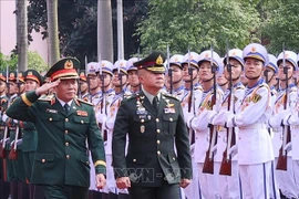 Le chef d'état-major général de l'Armée populaire vietnamienne et vice-ministre de la Défense, le général Nguyen Tan Cuong (gauche) et le chef des forces de défense thaïlandaises, le général Songwit Noonpackdee. Photo : VNA