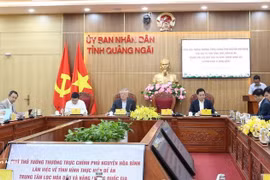 Lors de la séance de travail entre le vice-Premier ministre permanent Nguyen Hoa Binh et les autorités de la province centrale de Quang Ngai. Photo : VNA