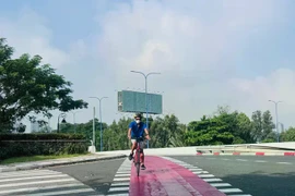 Hô Chi Minh-Ville met en service une voie cyclable sur l’avenue Mai Chi Tho. Photo : VNA