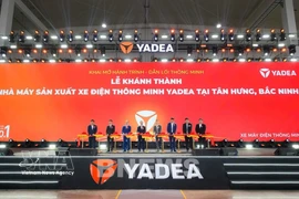 Les délégués procèdent à la cérémonie de coupe du ruban marquant l’inauguration de l’usine de production de motos électriques intelligentes YADEA dans la zone industrielle de Tân Hưng, province de Bac Ninh. Photo / VNA