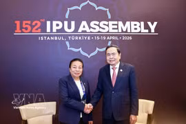 Le président de l’Assemblée nationale du Vietnam, Trân Thanh Mân, et la vice-présidente de l’Assemblée nationale du Laos, Sounthone Xayachack. Photo : VNA