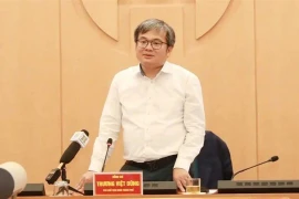 Le vice-président du Comité populaire de Hanoï, Truong Viet Dung, prend la parole lors de la réunion avec les entreprises contribuant au fonds. (Photo : hanoionline.vn)