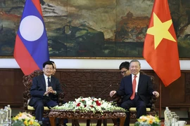 Le secrétaire général du Parti communiste du Vietnam To Lam (droite) rencontre le 29 avril le secrétaire général du Parti révolutionnaire populaire lao et président Thongloun Sisoulith. Photo . VNA