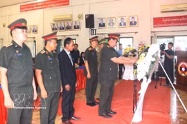 Des représentants des forces armées des provinces du sud du Laos ont déposé des fleurs lors de la cérémonie. (Photo : VNA)
