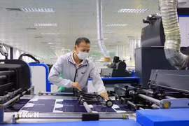 Un ouvrier de l'entreprise Vietnam YUTO Printing Packing Co., LTD, dans la province de Bac Ninh (Photo : VNA)