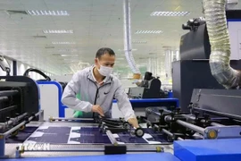 Un ouvrier de l'entreprise Vietnam YUTO Printing Packing Co., LTD, dans la province de Bac Ninh (Photo : VNA)
