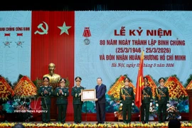 Le Secrétaire général Tô Lâm remet l’Ordre Hô Chi Minh, haute distinction de l’État récompensant ses contributions particulièrement remarquables tout au long de développement, de combats et de maturation du Génie militaire du ministère de la Défense. Photo : VNA