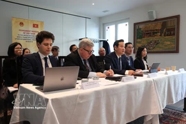 Des délégués participent à un séminaire à la Mission permanente du Vietnam à Genève. Photo : VNA