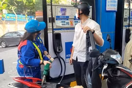 La proposition a été intégrée à un projet de circulaire détaillant certaines dispositions du décret relatif au commerce des produits pétroliers. Photo : VNA