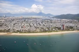 La plage de Da Nang met en avant son potentiel en matière d'investissement, de tourisme, de commerce, d'industries de haute technologie et de développement de villes intelligentes et écologiques dans le cadre du Plan directeur 2050-2075. Photo : Việt Nam Helicopter