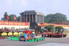 La délégation représentant les 54 groupes ethniques du Vietnam défile devant la tribune. (Photo : VNA)