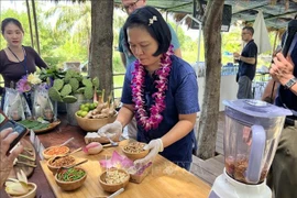 Un en-cas traditionnel préparé au Dubua Café, une destination de bien-être emblématique de la Thaïlande, située dans la province de Nakhon Pathom. Photo : VNA