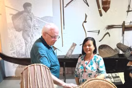 Robert Ambrose Connor visite le Musée d'histoire de Hô Chi Minh-Ville. Photo : Journal Saigon Giai Phong