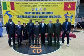 L'ambassadeur du Vietnam en Algérie et au Sénégal, Tran Quoc Khanh (au centre), sur une photo de groupe lors de la récente Coupe annuelle de Vovinam des ambassadeurs organisée au Sénégal. (Photo : VNA)