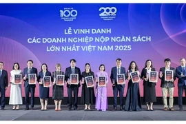 Des représentants d'entreprises et de banques ont reçu mardi matin les prix des plus grands contributeurs fiscaux. Photo : gracieuseté de l'organisateur