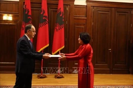 L’ambassadrice du Vietnam en Grèce, également accréditée auprès de l’Albanie, Pham Thi Thu Huong, a présenté ses lettres de créance au président albanais Bajram Begaj. Photo : VNA