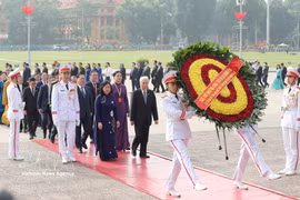 Les délégués sont allés rendre hommage au président Hô Chi Minh en son mausolée, à Hanoi, le 11 mai. Photo; VNA